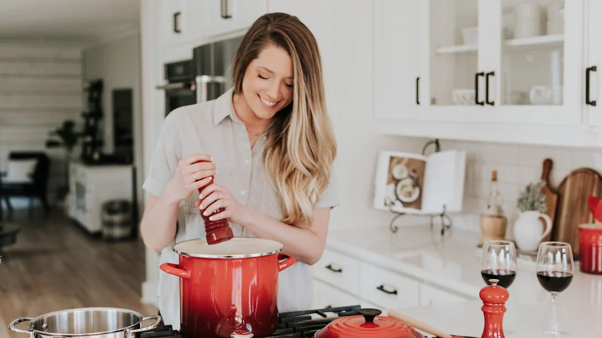 Counter dapur minimalis dengan hanya kompor, talenan kayu, dan satu tanaman kecil
