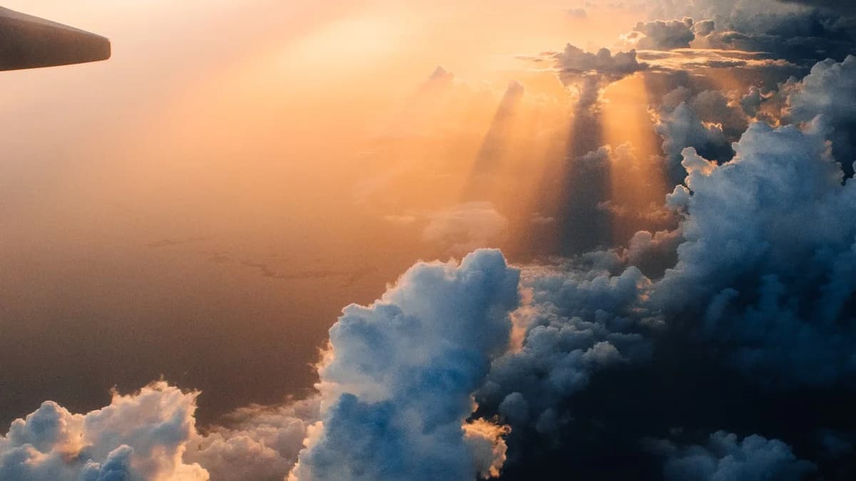 Perlengkapan traveling berdasarkan tipe destinasi - pantai, gunung, dan kota