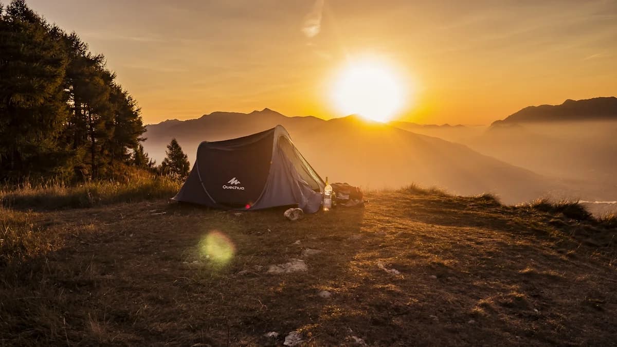 Proses perawatan travel gear - cleaning, drying, dan storage yang benar